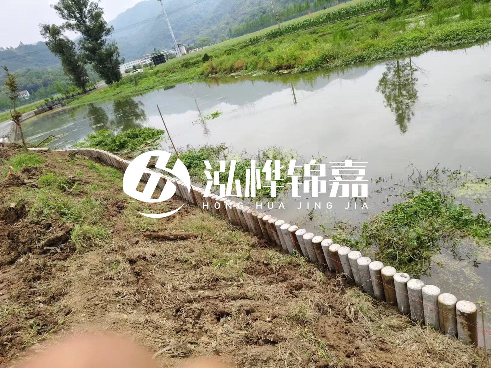 安順市挖機(jī)打木樁專業(yè)施工-河道水泥樁護(hù)坡多少錢一米？